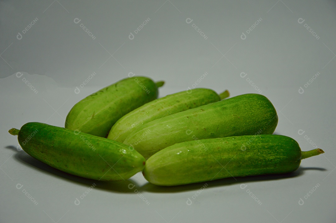 Pepinos colhidos em fundo branco
