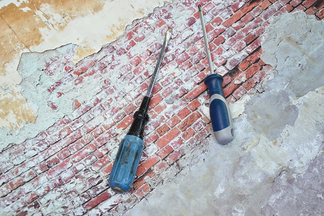 Chaves de fenda em fundo de tijolo