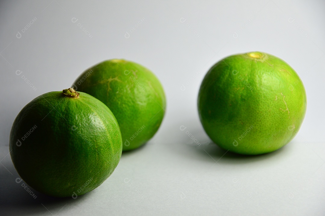 Três limões em fundo branco