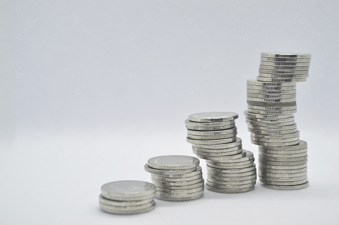 Moedas empilhadas em fundo branco