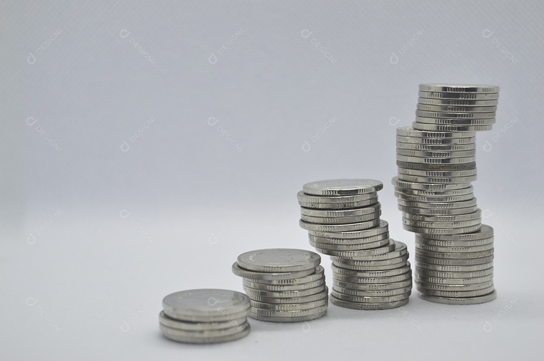 Moedas empilhadas em fundo branco