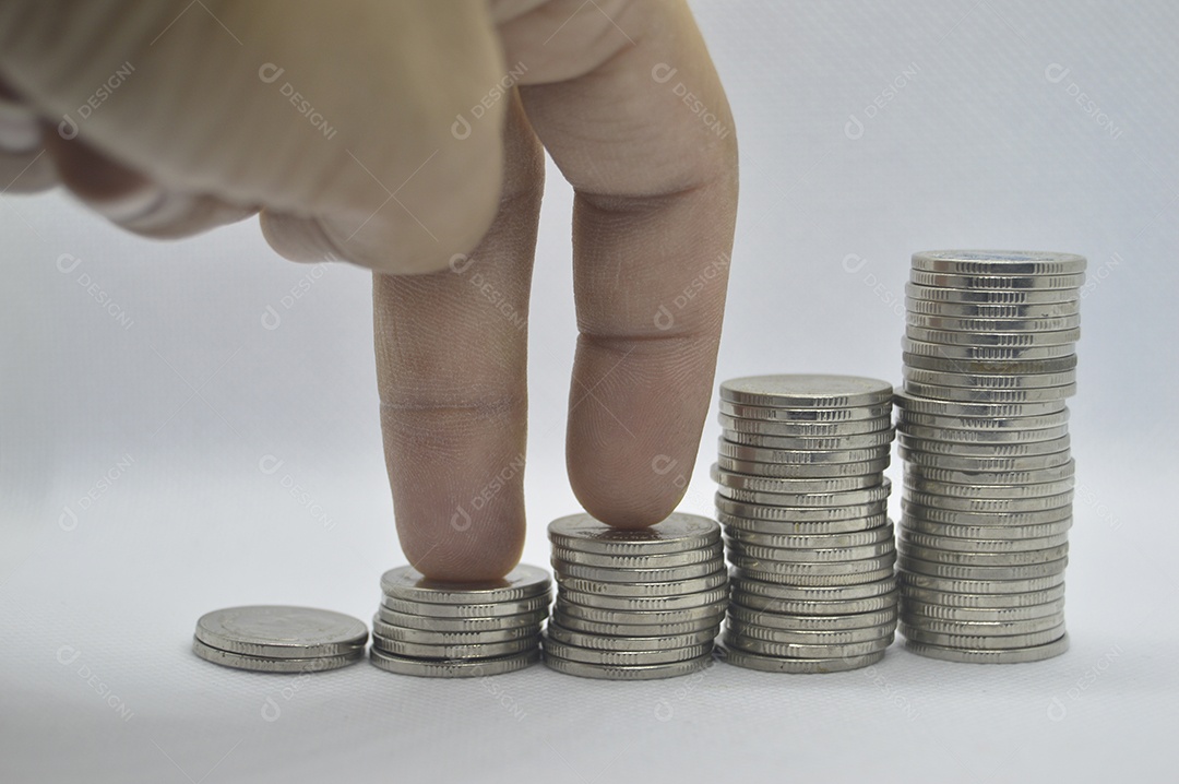 Moedas empilhadas em fundo branco