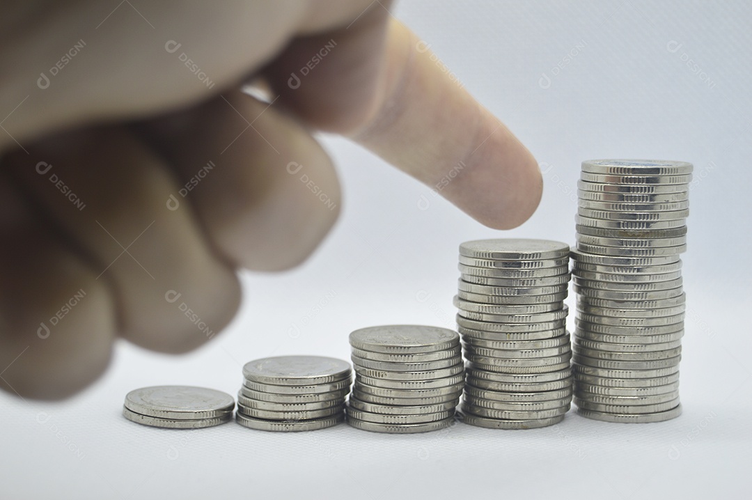 Moedas empilhadas em fundo branco