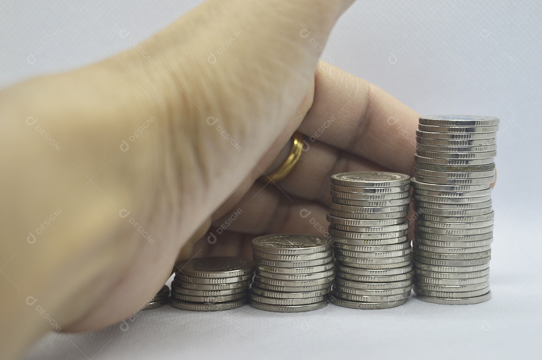 Moedas empilhadas em fundo branco