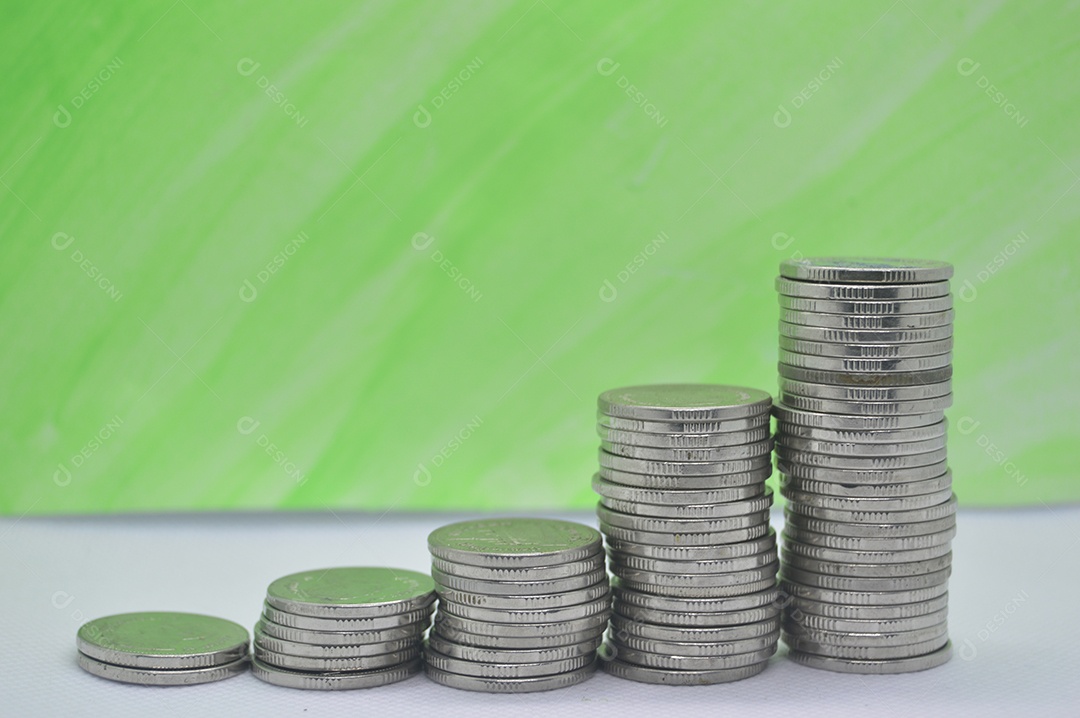 Moedas empilhadas em fundo branco