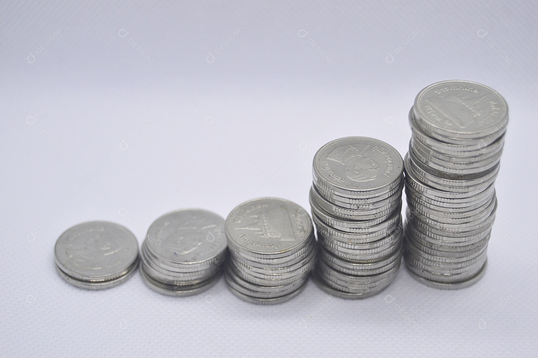 Moedas empilhadas em fundo branco
