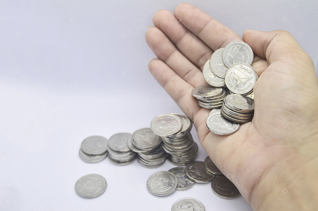 Mão segurando moedas em fundo branco