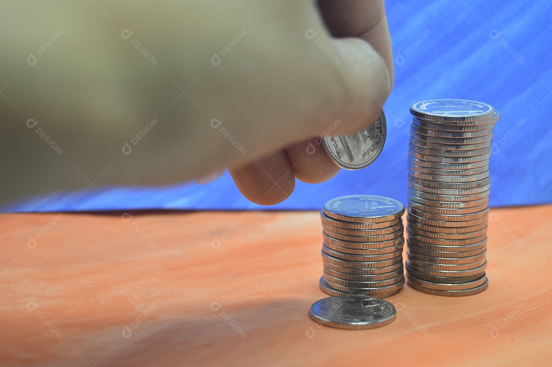 Moedas empilhadas em fundo azul