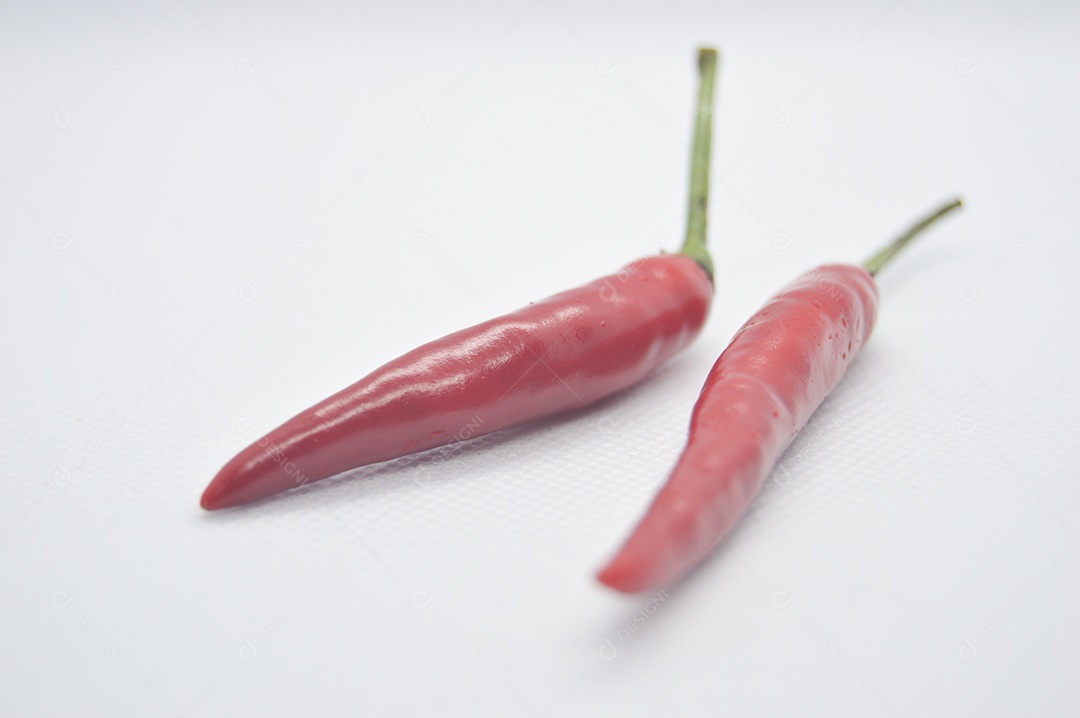 Pimentas vermelhas em fundo branco