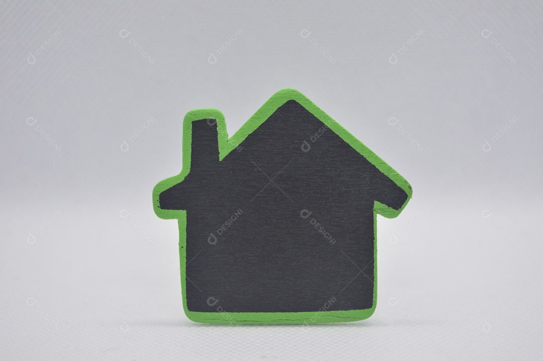 Miniatura de uma casa em fundo branco