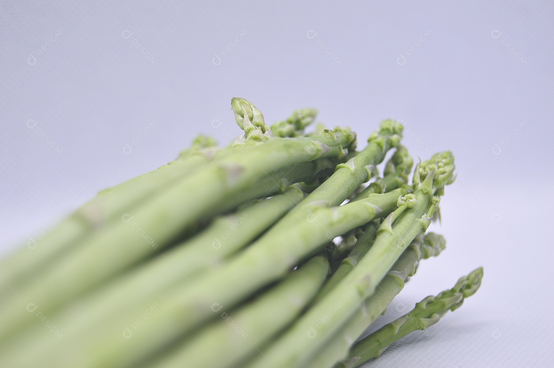 Aspargos frescos em fundo branco