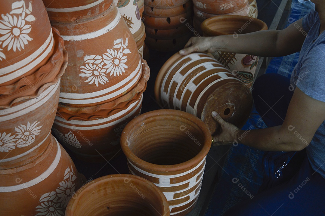Vasos de barros decorados