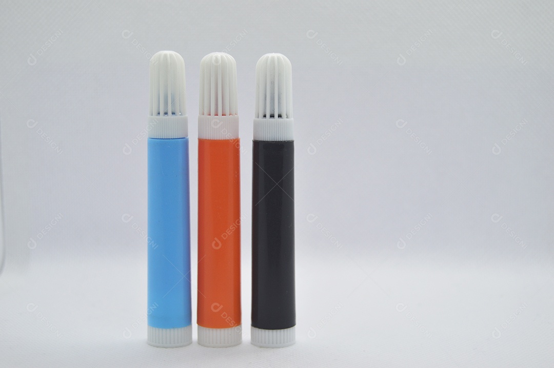 Canetas coloridas em fundo branco