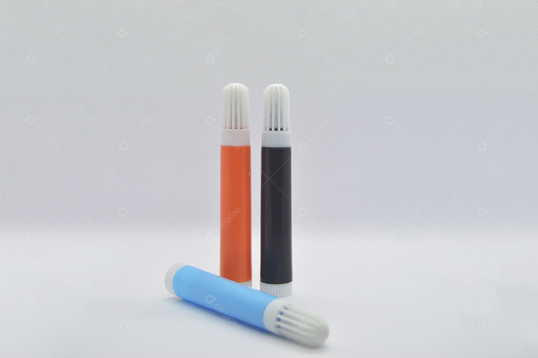 Canetas coloridas em fundo branco