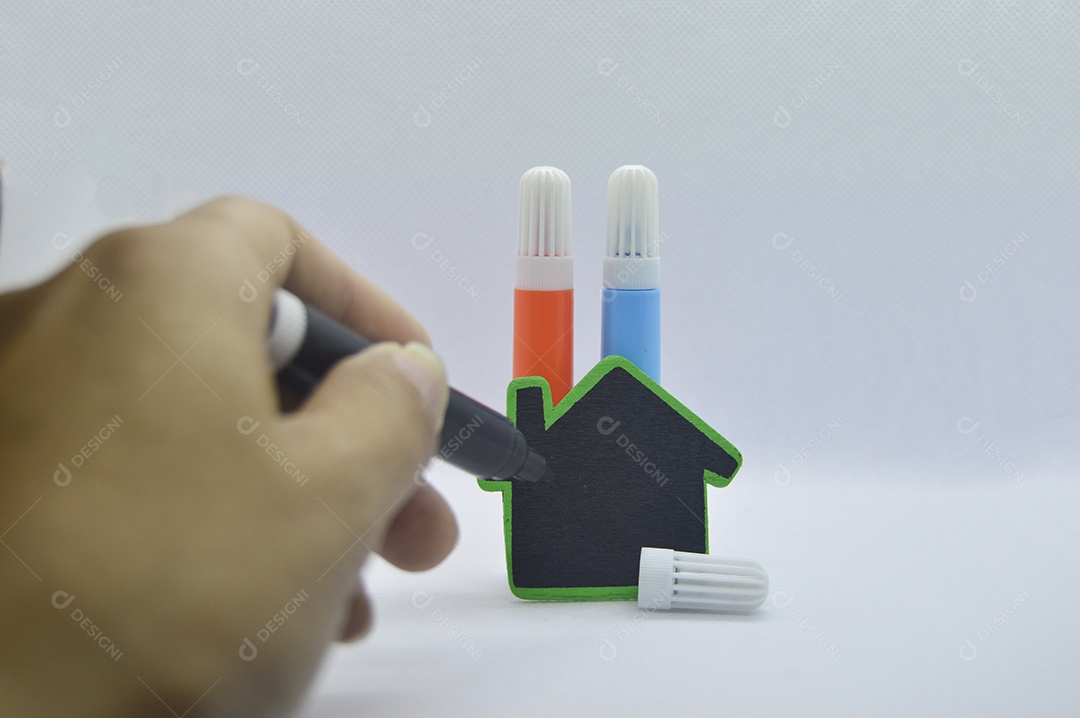 Papel em formato de casinha e canetas coloridas