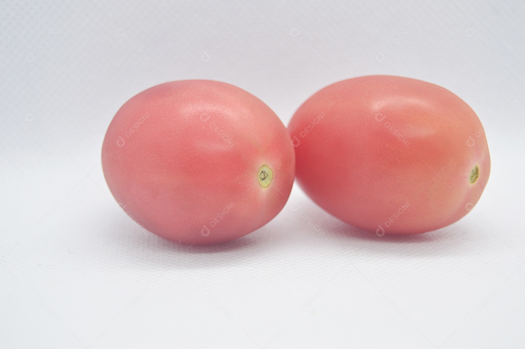 Dois tomates maduros em fundo branco