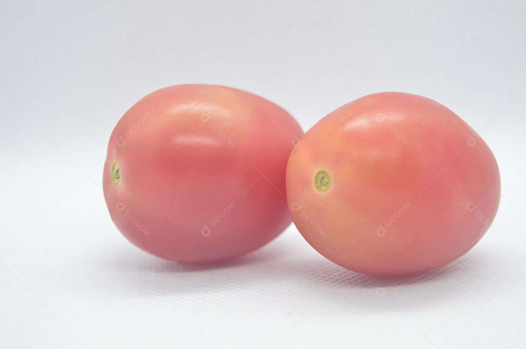 Dois tomates maduros em fundo branco