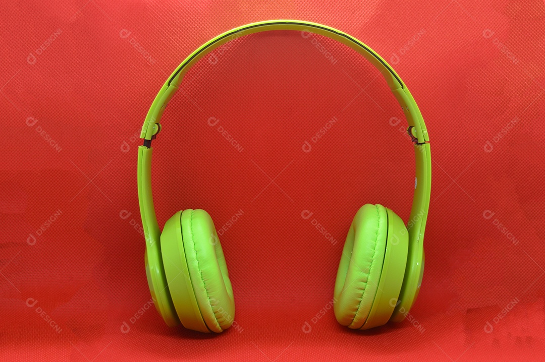 Fone de ouvido em fundo vermelho