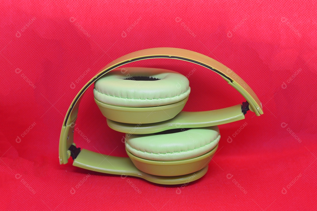 Fone de ouvido em fundo vermelho