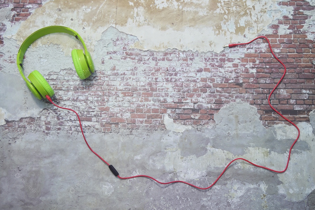 Fone de ouvido sobre piso rústico