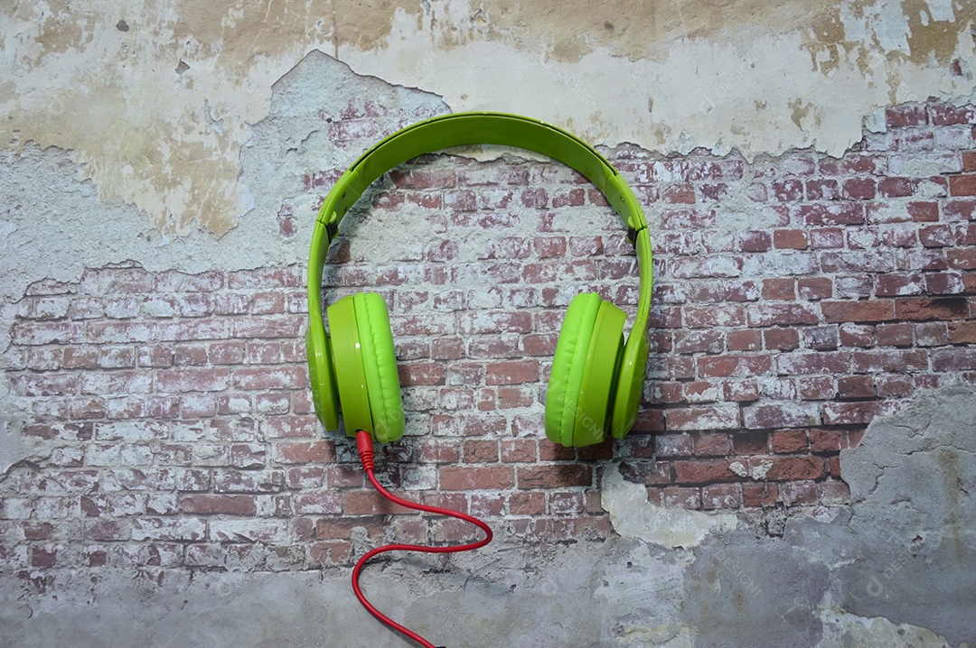 Fone de ouvido sobre piso rústico