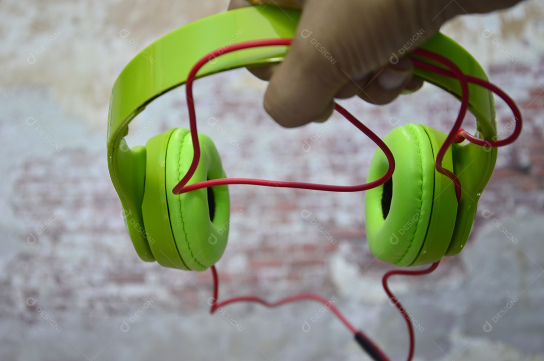 Fone de ouvido sobre piso rústico