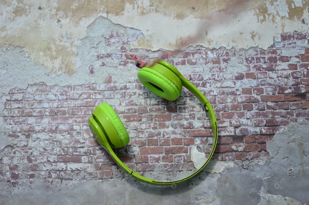 Fone de ouvido sobre piso rústico