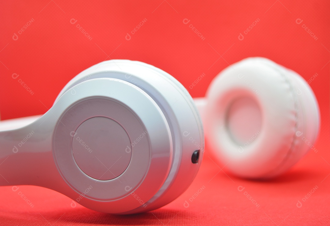Fone de ouvido branco em fundo branco
