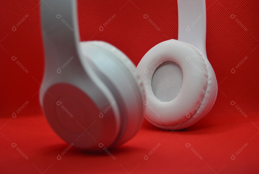 Fone de ouvido branco em fundo branco