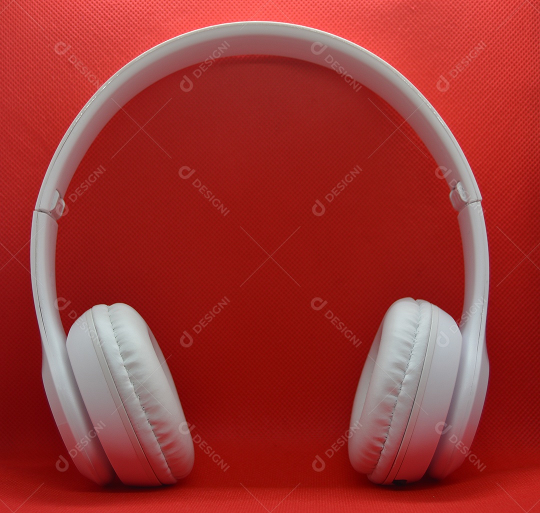 Fone de ouvido branco em fundo branco