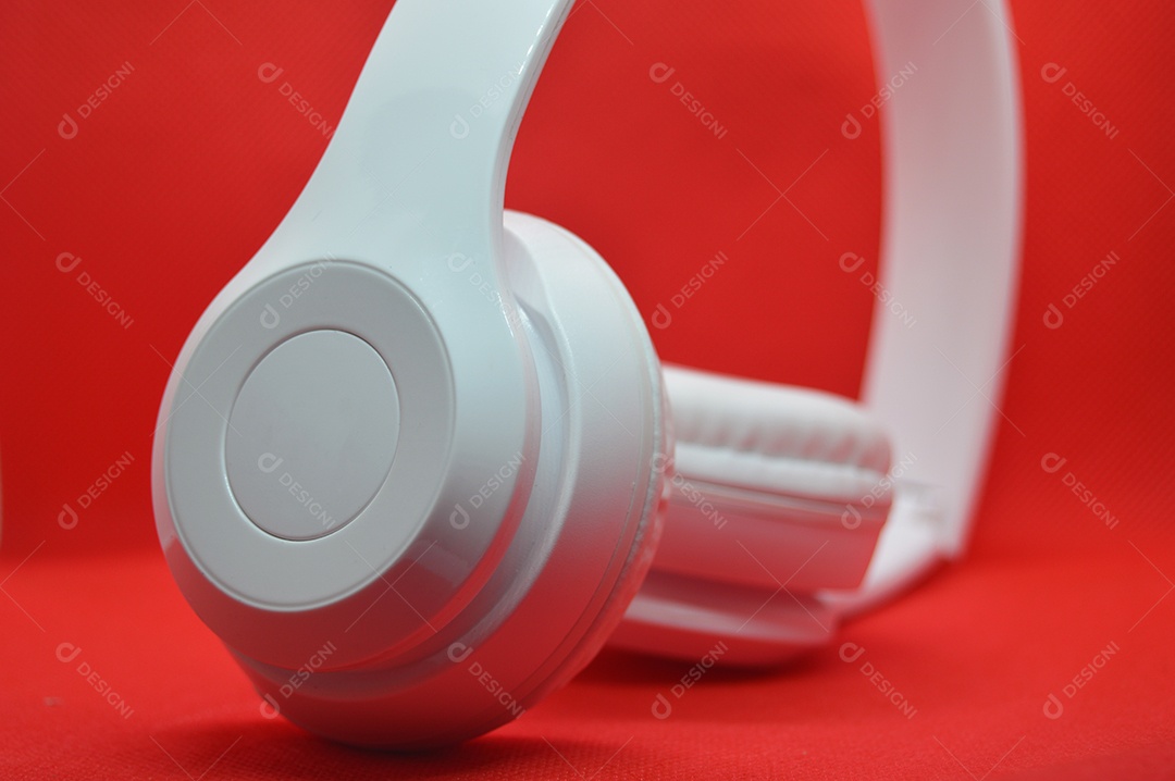 Fone de ouvido branco em fundo branco