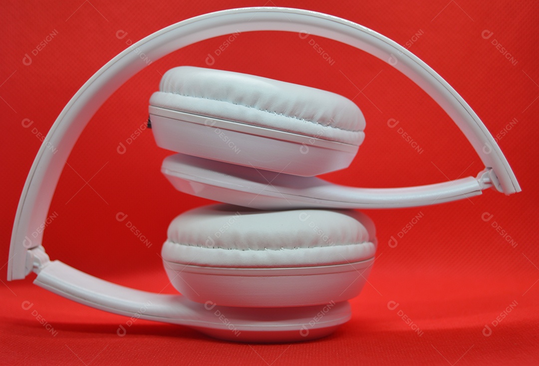 Fone de ouvido branco em fundo branco