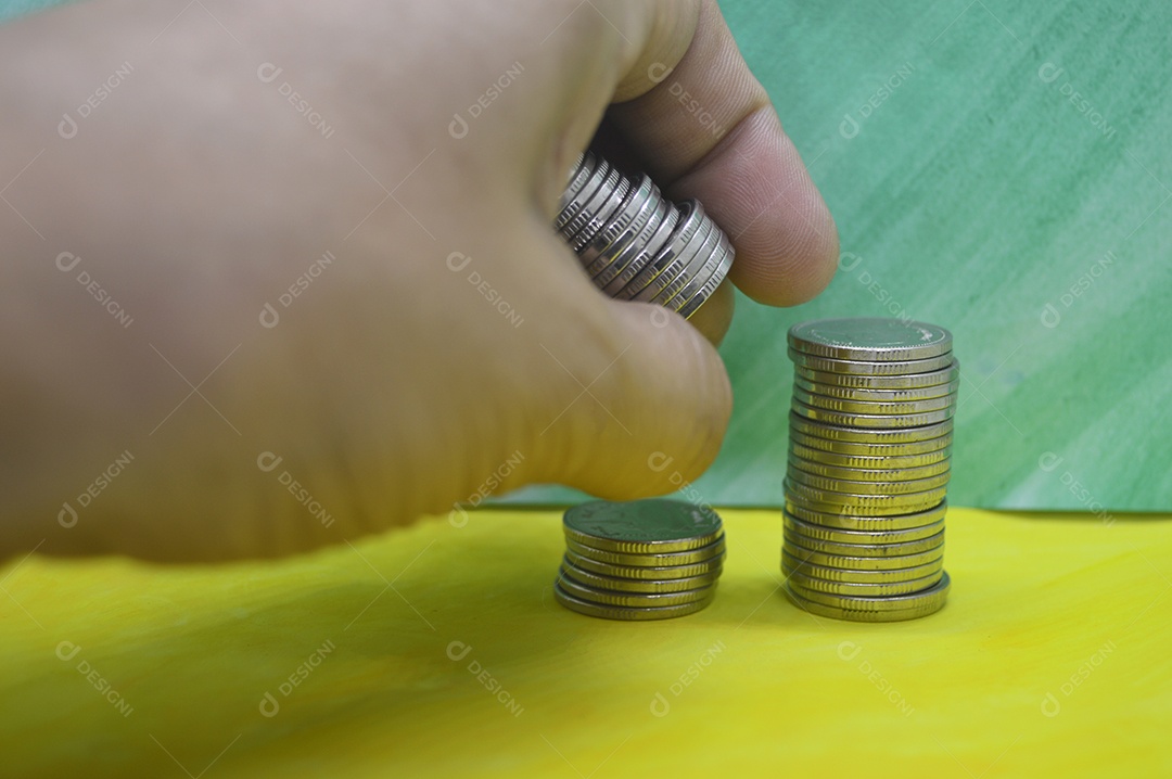 Moedas empilhadas em fundo verde