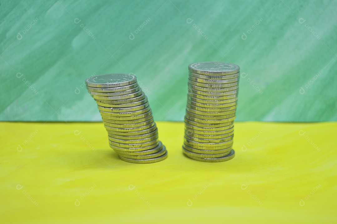 Moedas empilhadas em fundo verde