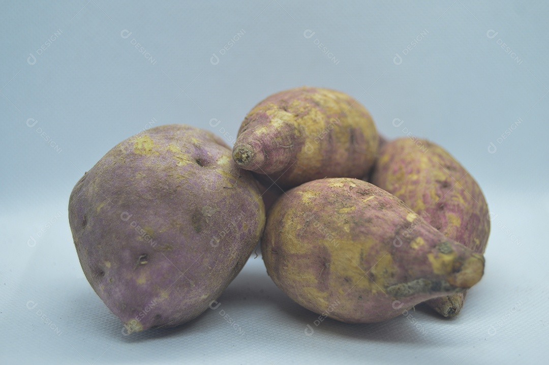 Batatas doce em fundo branco