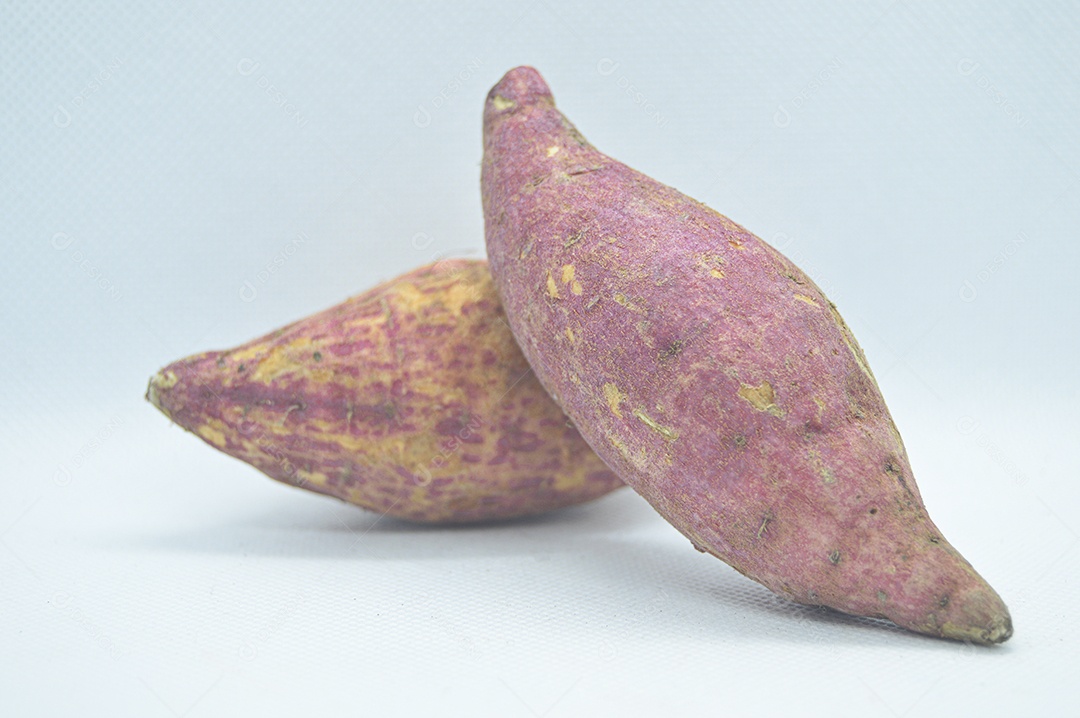 Batatas doce em fundo branco