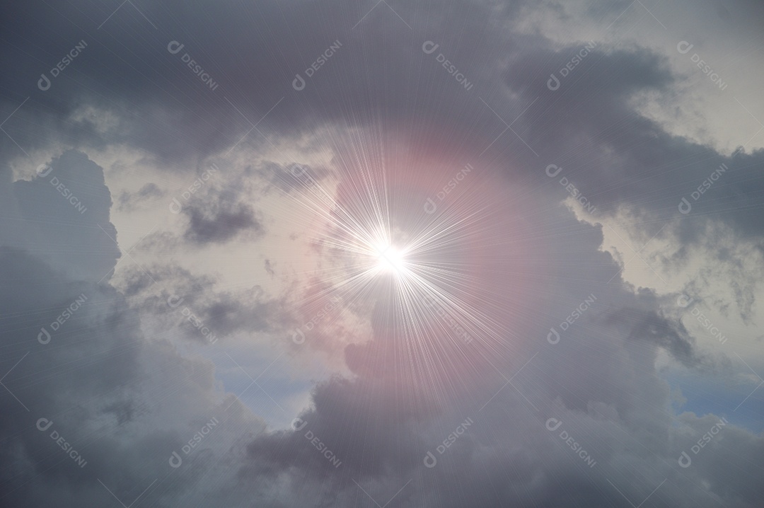 Céu azul nuvens brancas e raios solares