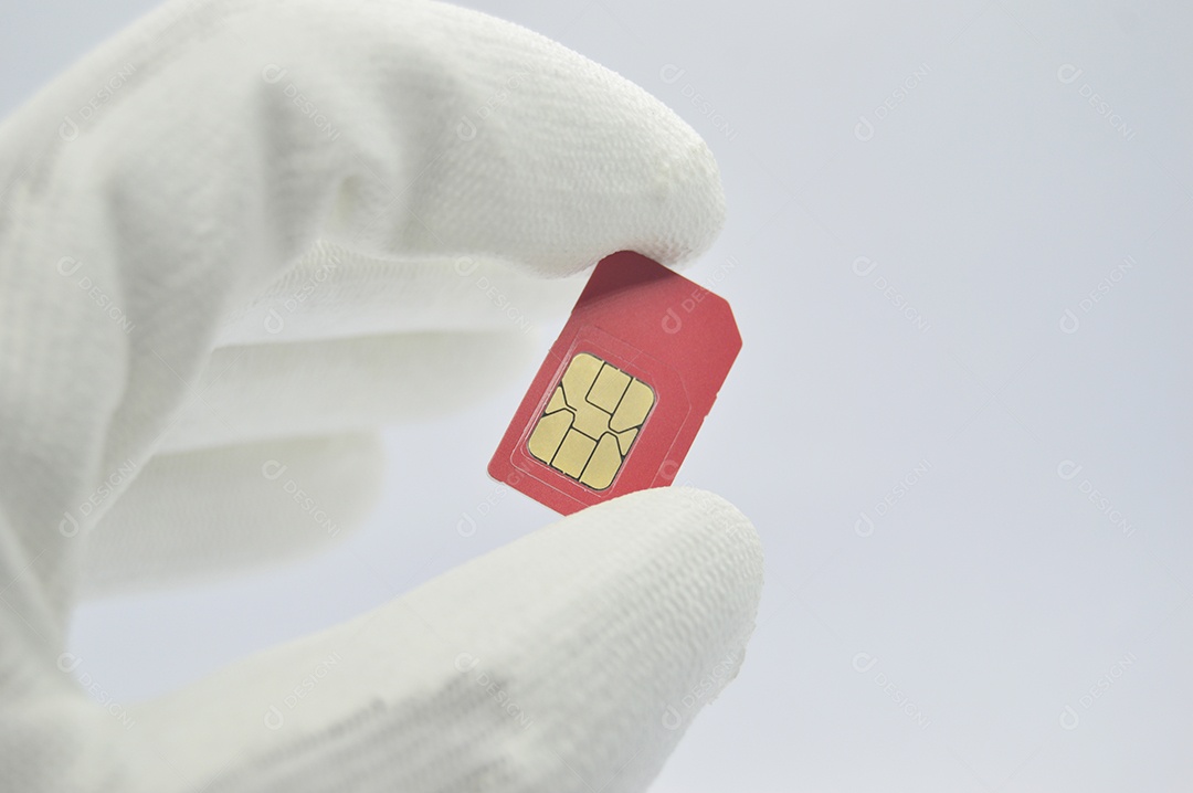 Mão segurando chip de celular