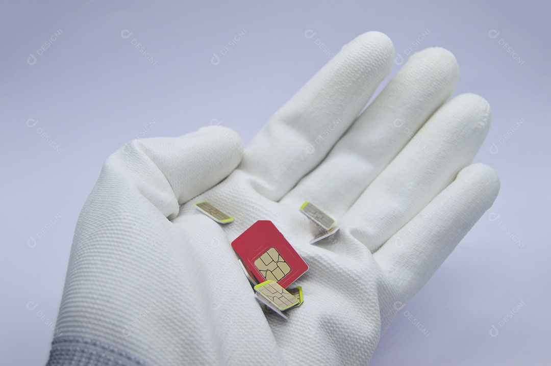Mão segurando chip de celular