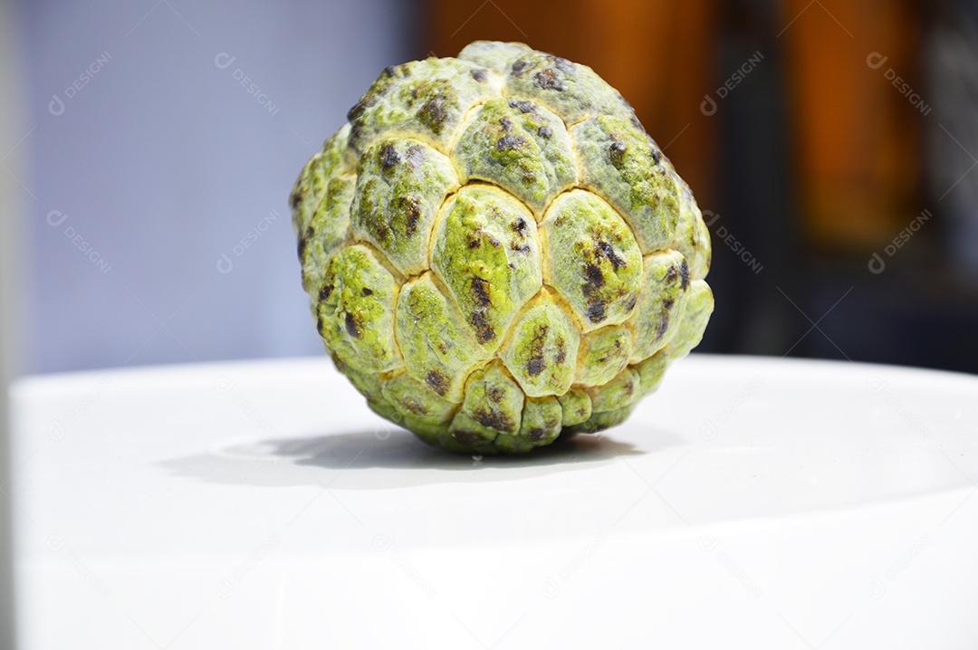 Fruta do conde sobre mesa de madeira