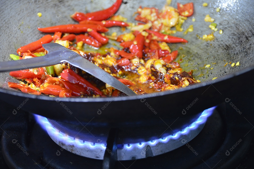 Panela com pimentas vermelhas