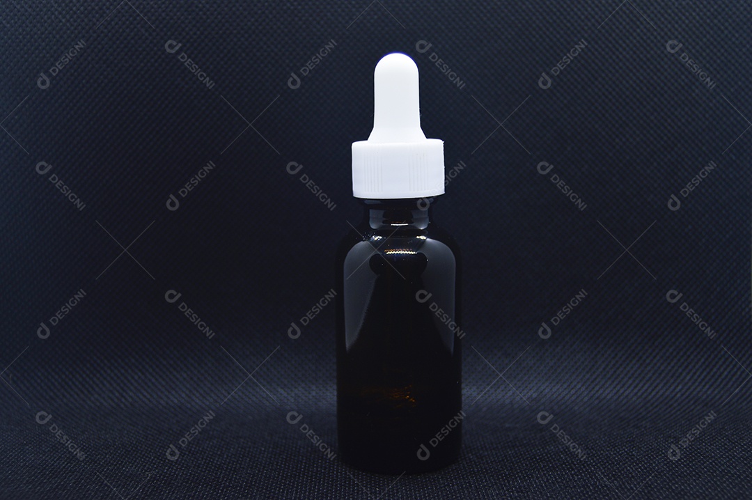 Frasco de conta gotas em fundo preto