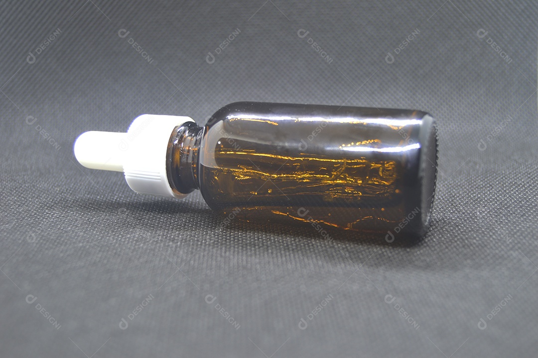 Frasco de conta gotas em fundo preto