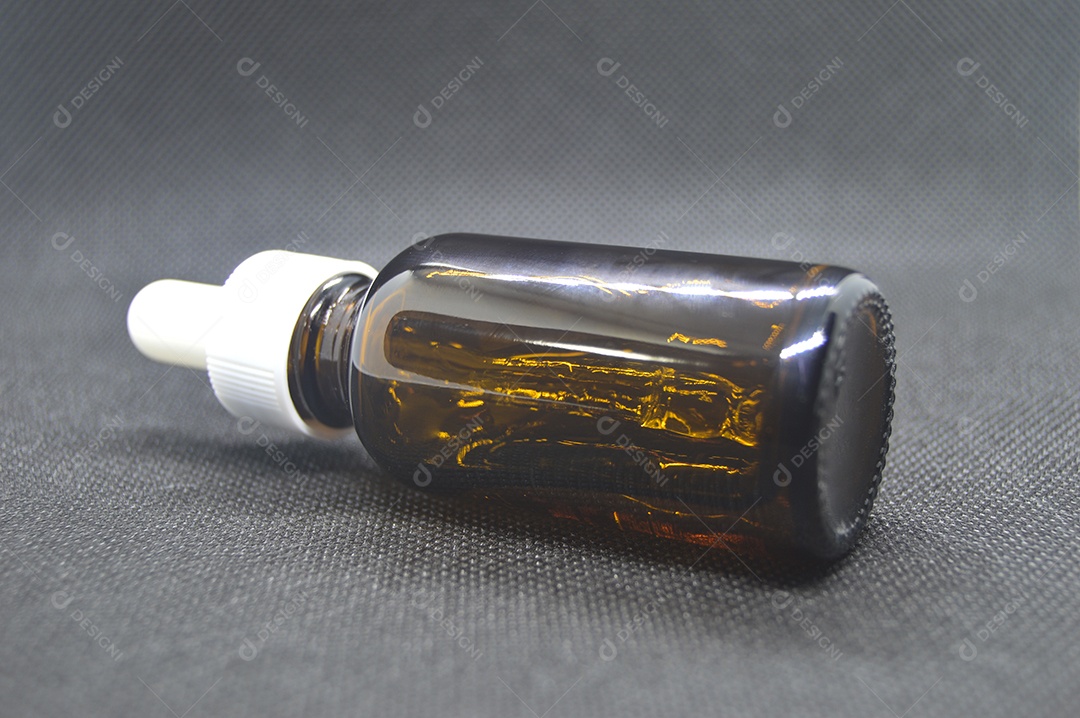 Frasco de conta gotas em fundo preto