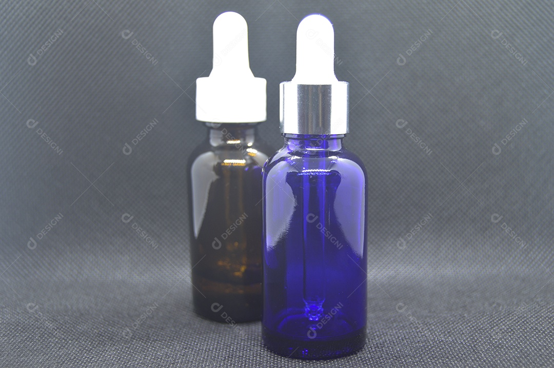 Frascos de conta gotas em fundo preto