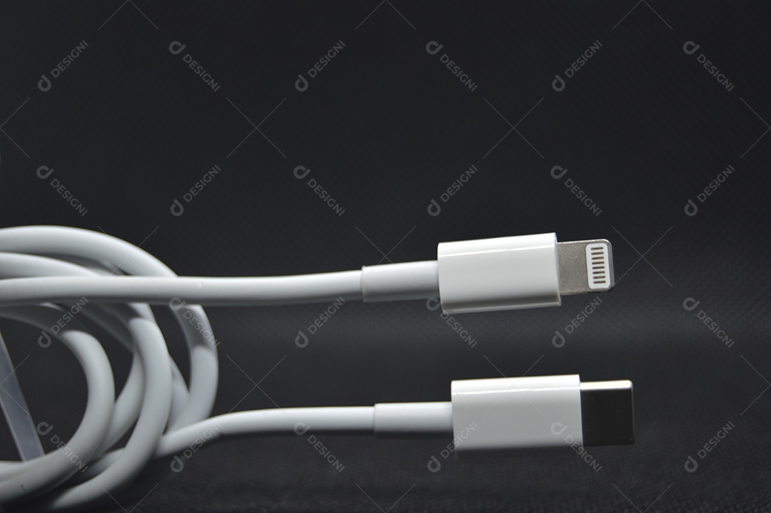 Cabo branco adaptador em fundo preto