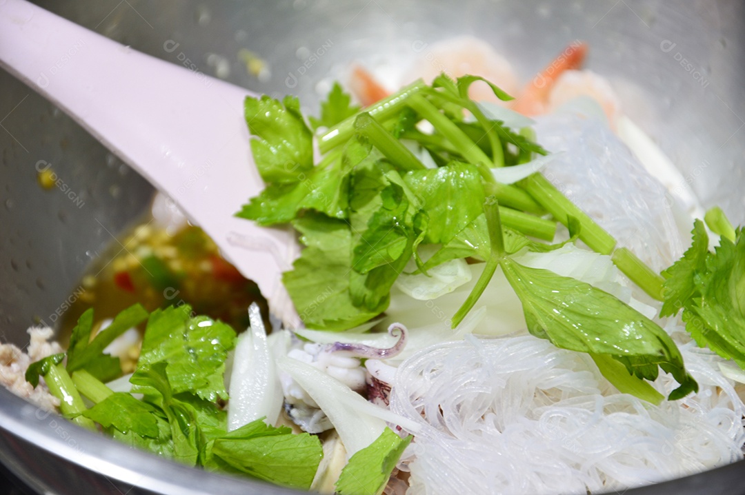 Temperos na tigela com salsinha