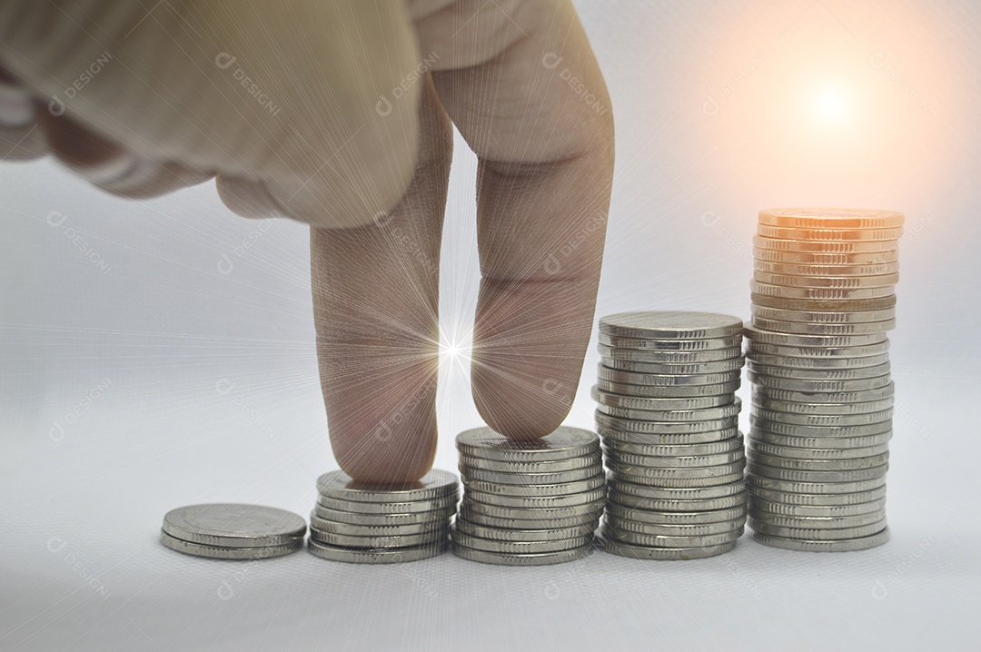 Moedas empilhadas em fundo branco