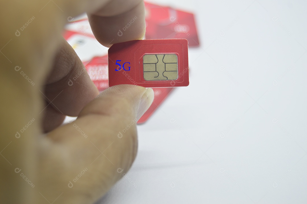 Mão segurando micro chip