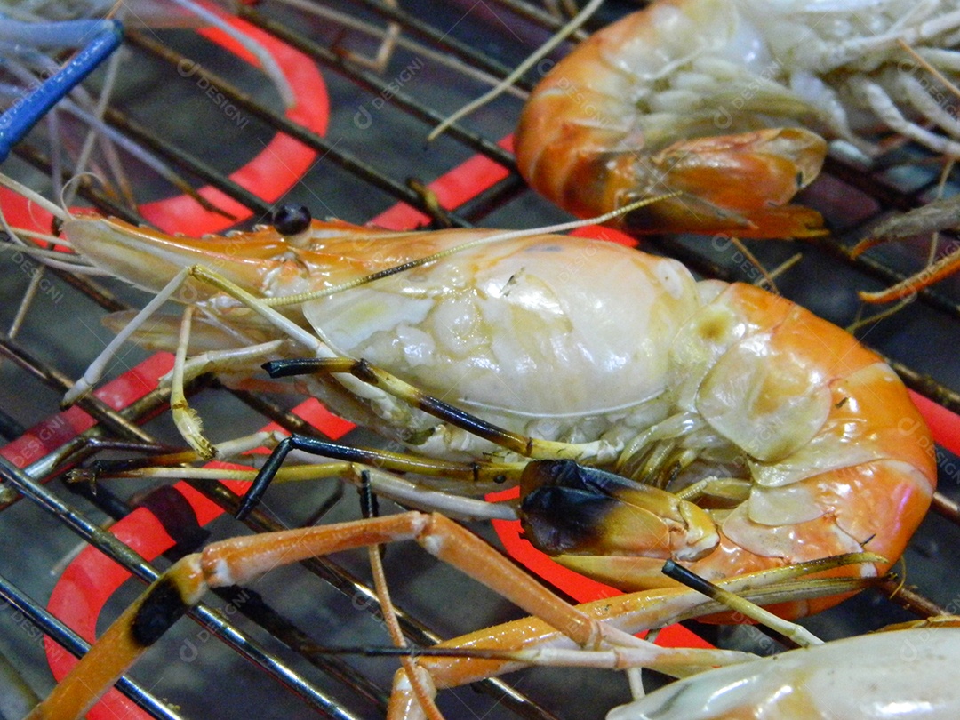 Camarão grelhado em churrasqueira